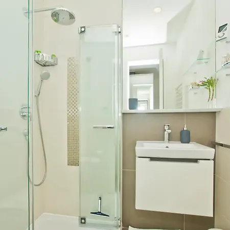 Madeleine Hvar * 赫瓦尔