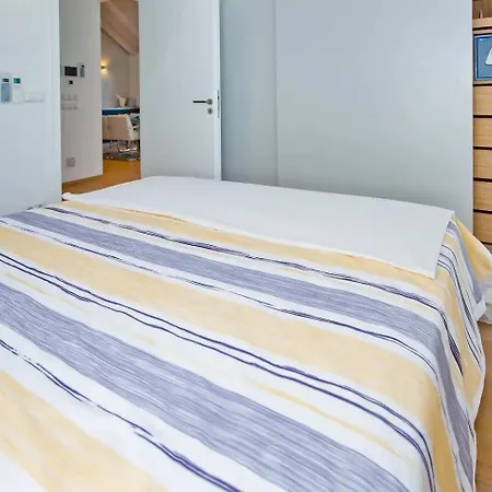 Madeleine Hvar * חוואר