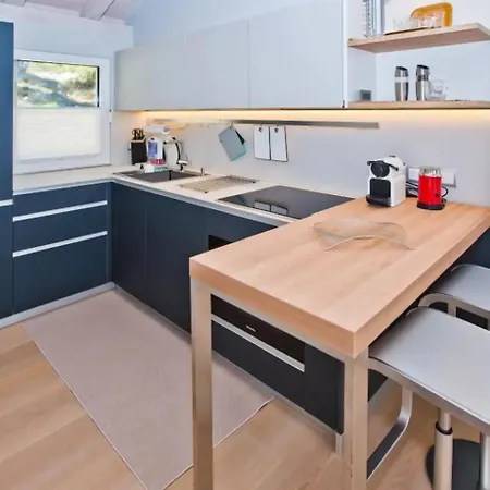 Madeleine Hvar * חוואר